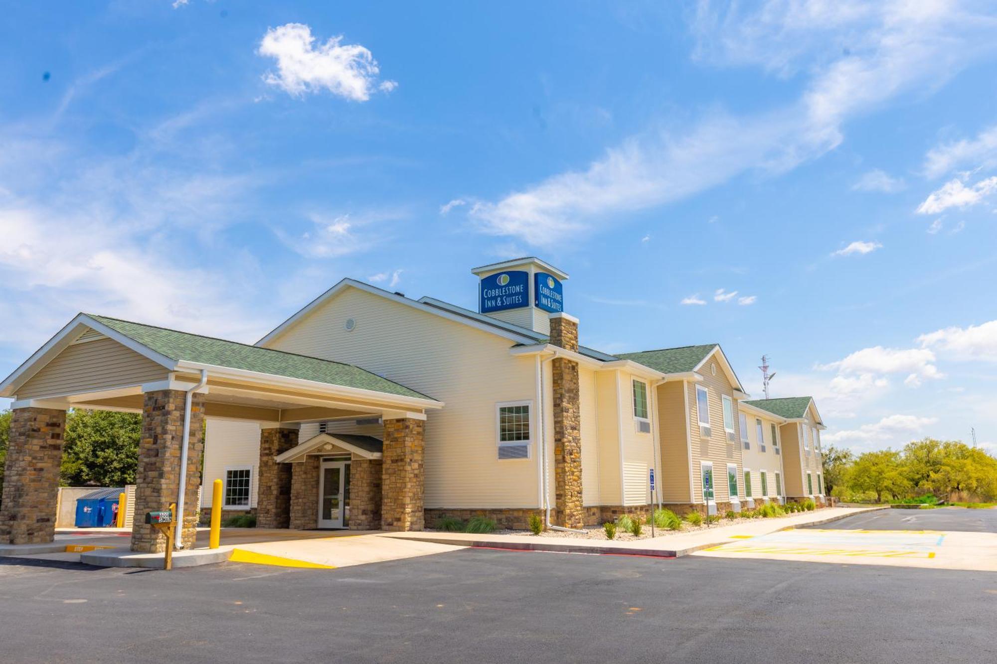 Cobblestone Inn & Suites - Winters Екстер'єр фото