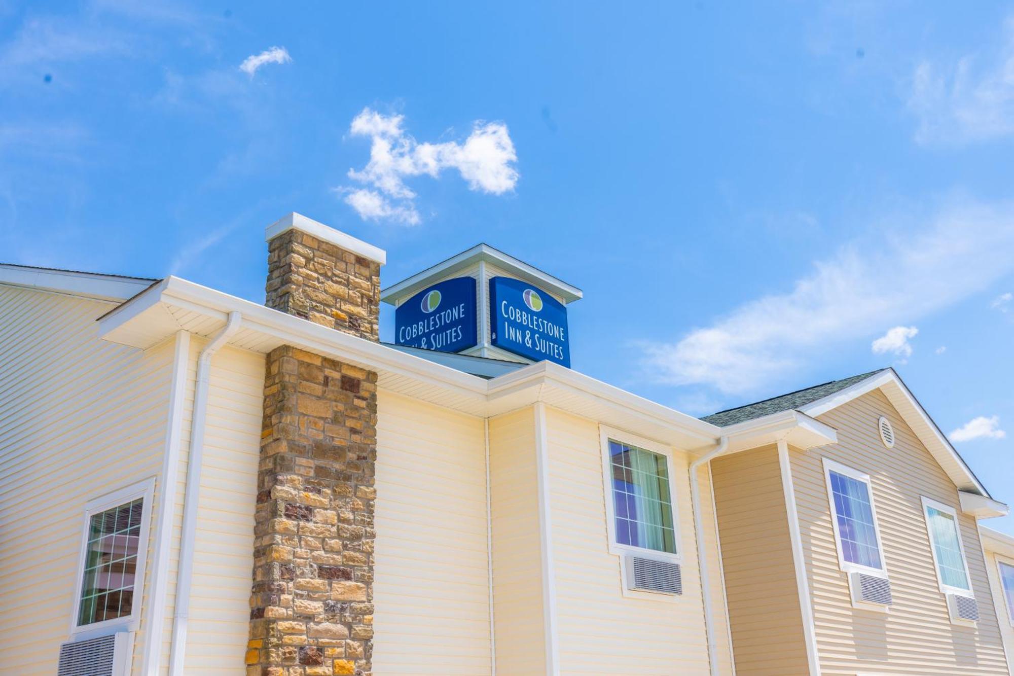 Cobblestone Inn & Suites - Winters Екстер'єр фото