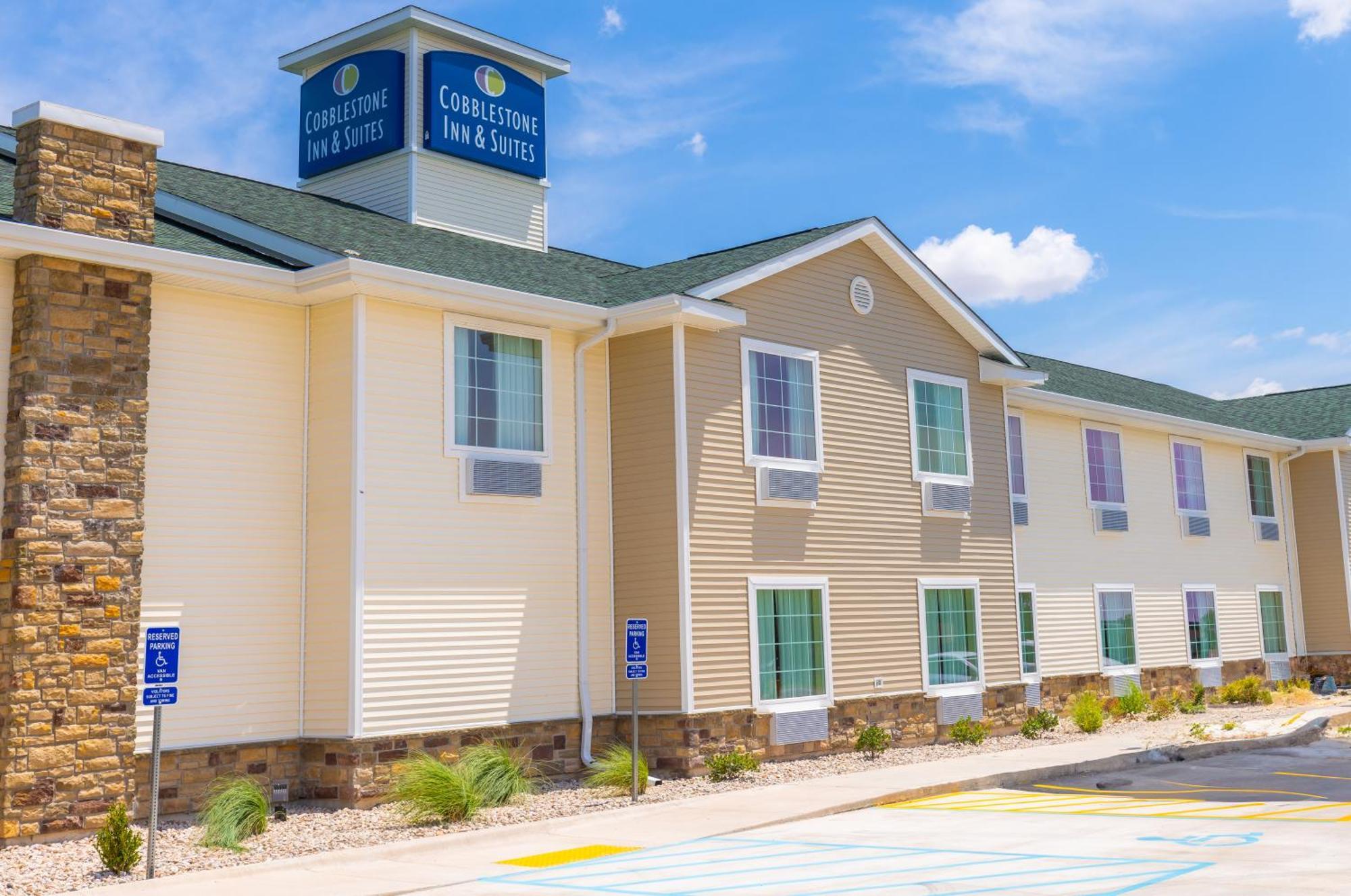 Cobblestone Inn & Suites - Winters Екстер'єр фото