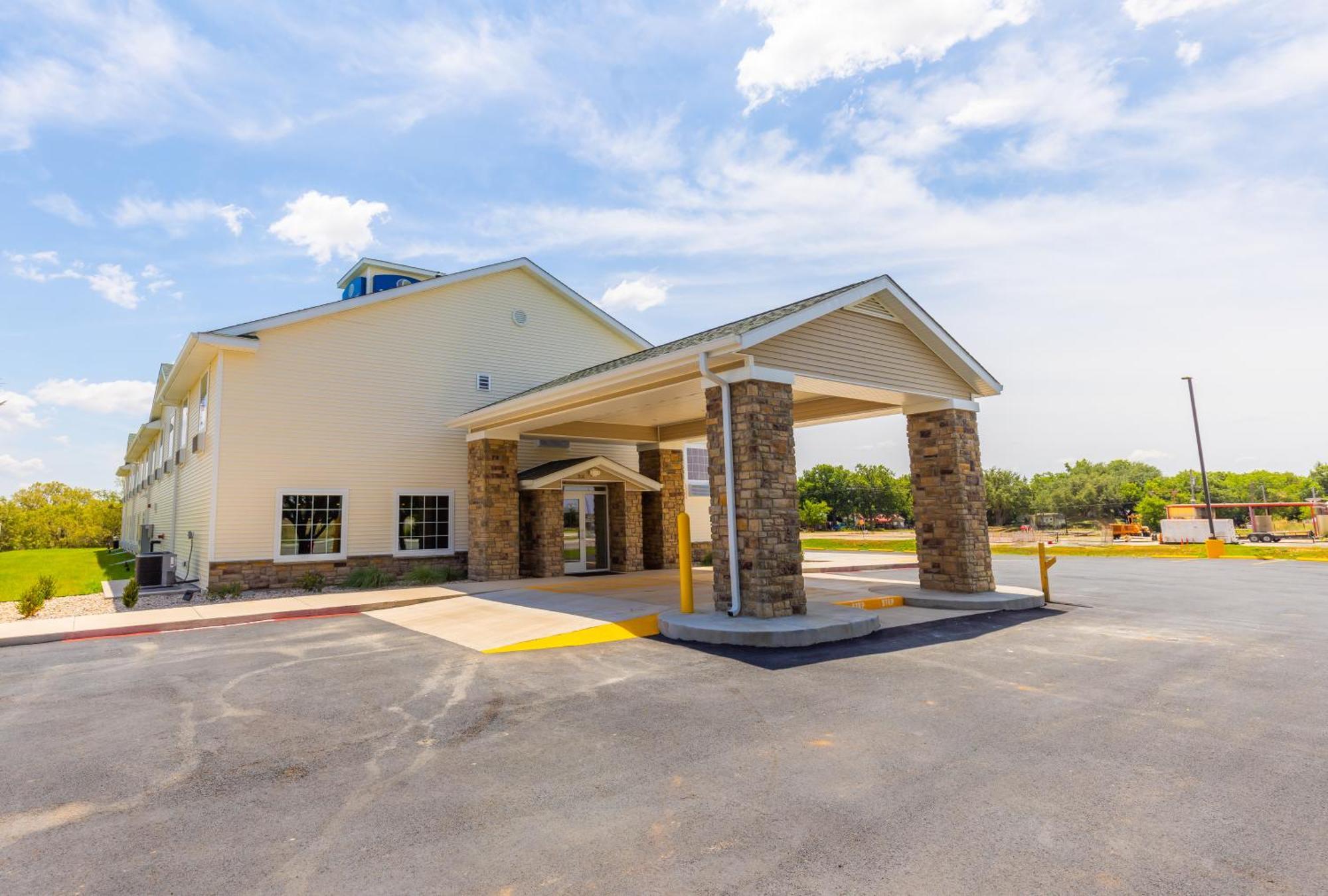 Cobblestone Inn & Suites - Winters Екстер'єр фото