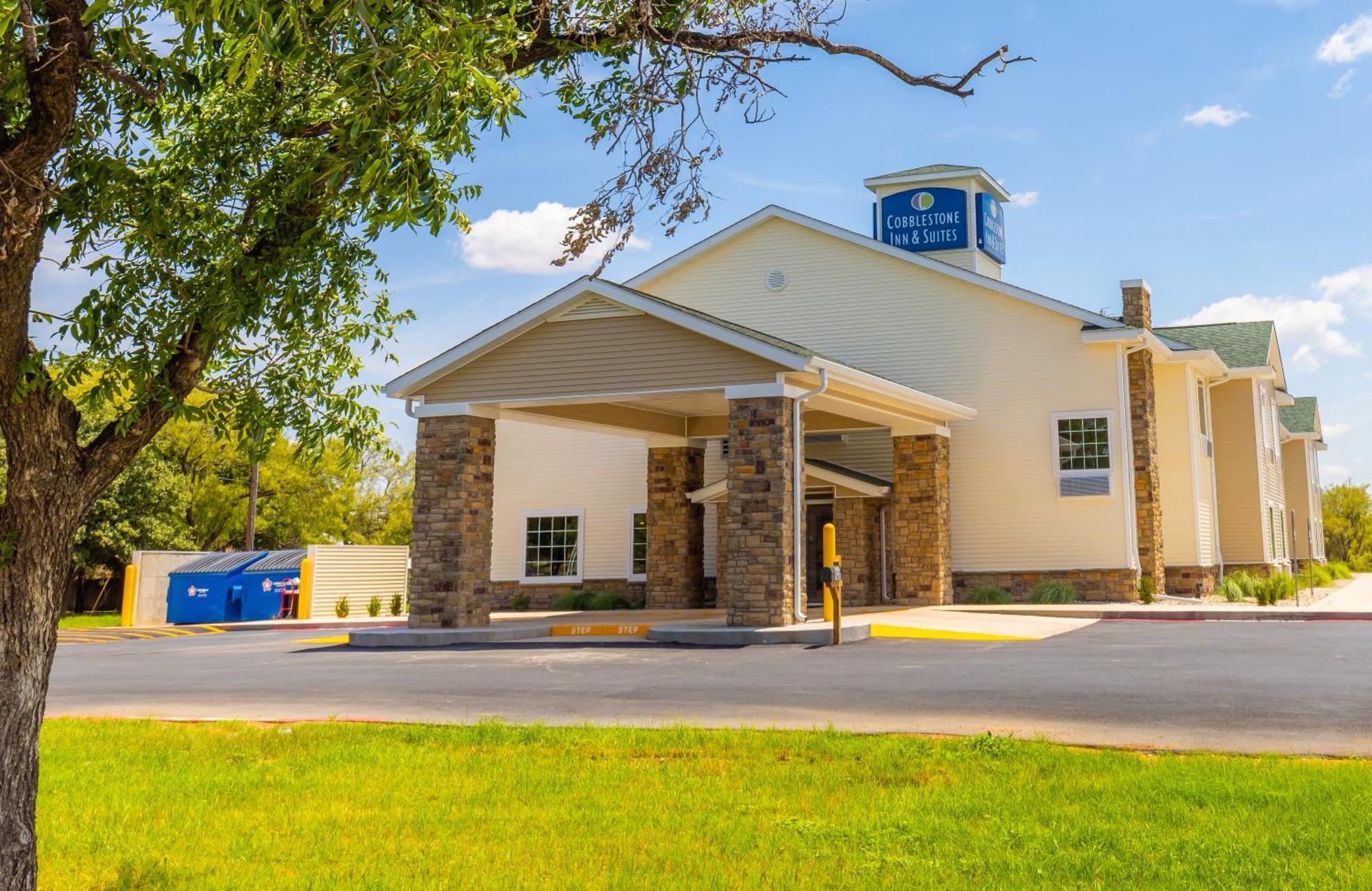 Cobblestone Inn & Suites - Winters Екстер'єр фото