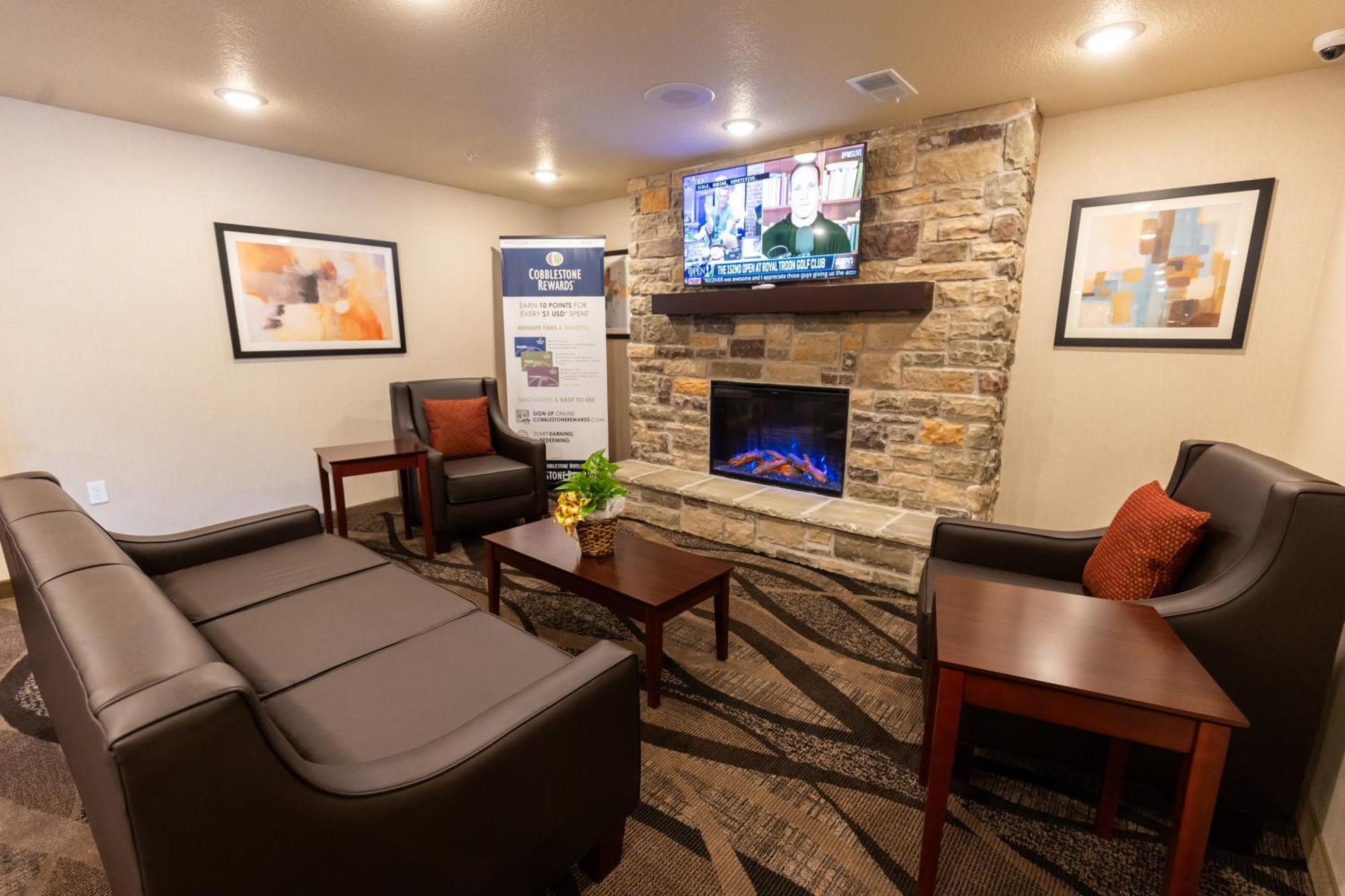 Cobblestone Inn & Suites - Winters Екстер'єр фото
